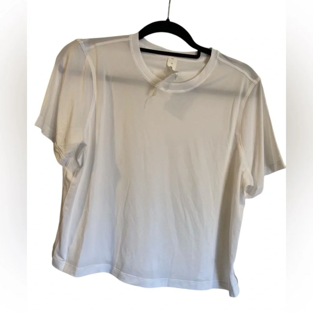 NWT Lululemon ultralight waist length t-shirt WHITE Size: 10 - Picture 1 of 5